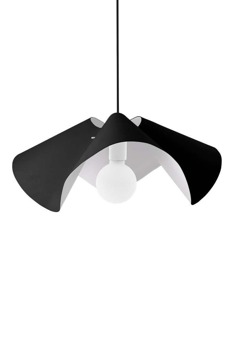 Volang Ø50 Noir suspension De Globen Lighting - L'ext&eacute;rieur de l'abat-jour est peint dans un ton noir mat, tandis que l'int&eacute;rieur et le support de lampe sont peints en blanc pour cr&eacute;er un contraste passionnant et diffuser la lumi&egrave;re.