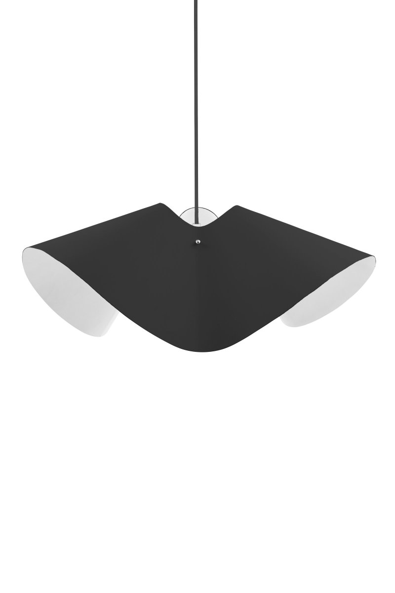 Volang Ø50 Noir suspension De Globen Lighting - L'ext&eacute;rieur de l'abat-jour est peint dans un ton noir mat, tandis que l'int&eacute;rieur et le support de lampe sont peints en blanc pour cr&eacute;er un contraste passionnant et diffuser la lumi&egrave;re.