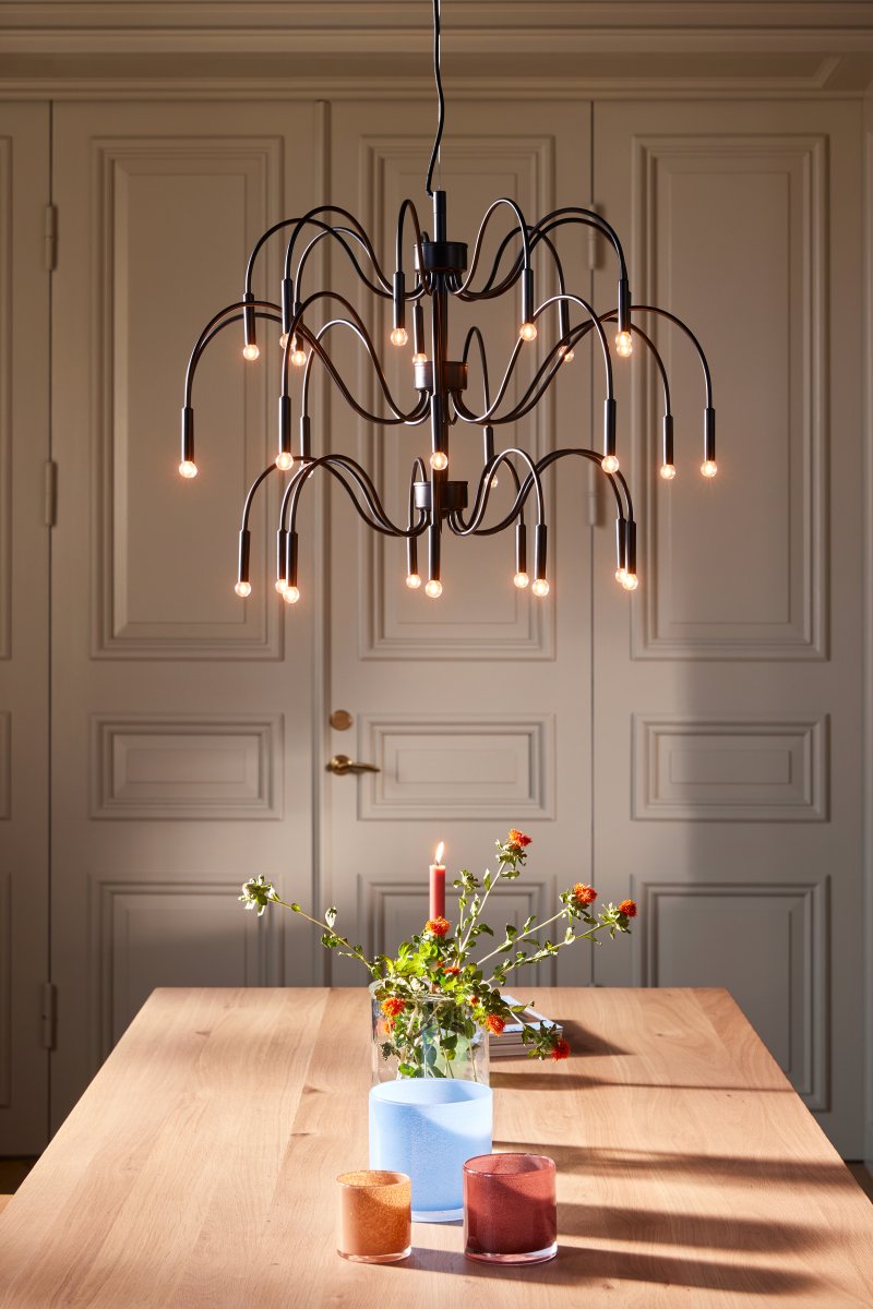 Ben Ø70 Noir suspension De Globen Lighting - Ben est une interpr&eacute;tation contemporaine du lustre classique, qui devient le point central de toute pi&egrave;ce gr&acirc;ce &agrave; ses 27 bras magnifiquement courb&eacute;s.