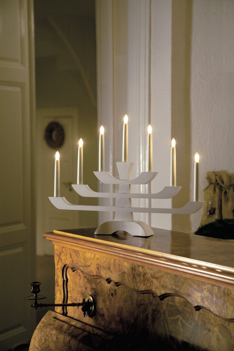 Candelabra 7 Lights Blanc De Konstsmide - Livr&eacute; avec un c&acirc;ble blanc de 1,7 m, un interrupteur d'alimentation et une prise.