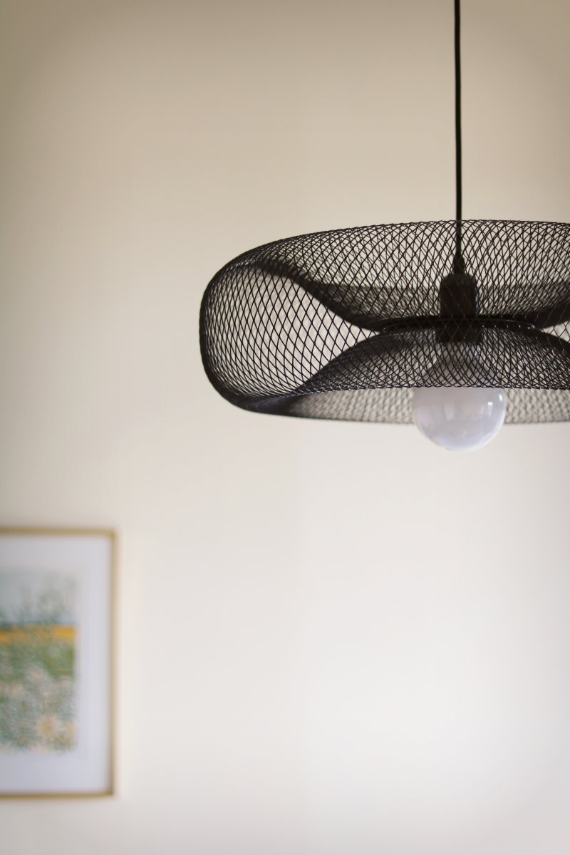 Torus Ø50 Noir suspension De Globen Lighting - Torus &auml;r en luftig och mjuk pendel tillverkad av galvaniserat svart metalln&auml;t.