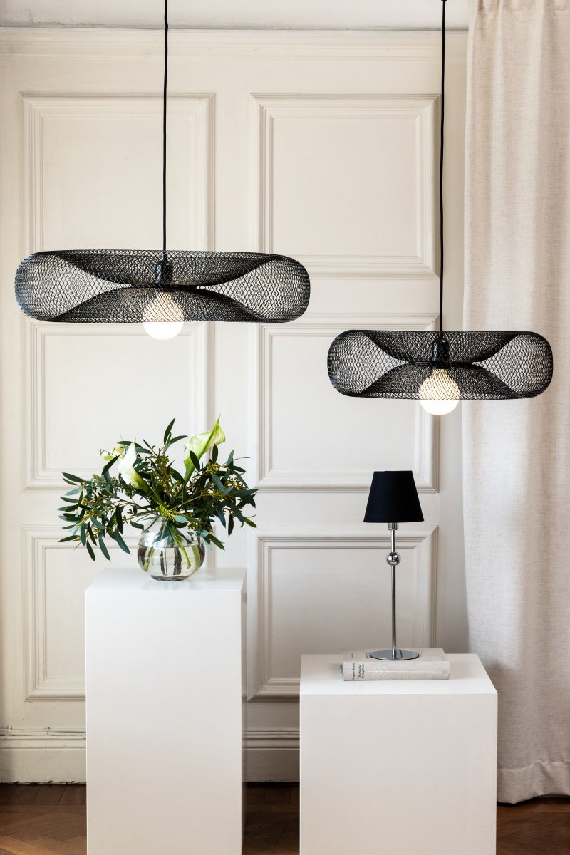 Torus Ø65 Noir suspension De Globen Lighting - Torus &auml;r en luftig och mjuk pendel tillverkad av galvaniserat svart metalln&auml;t.