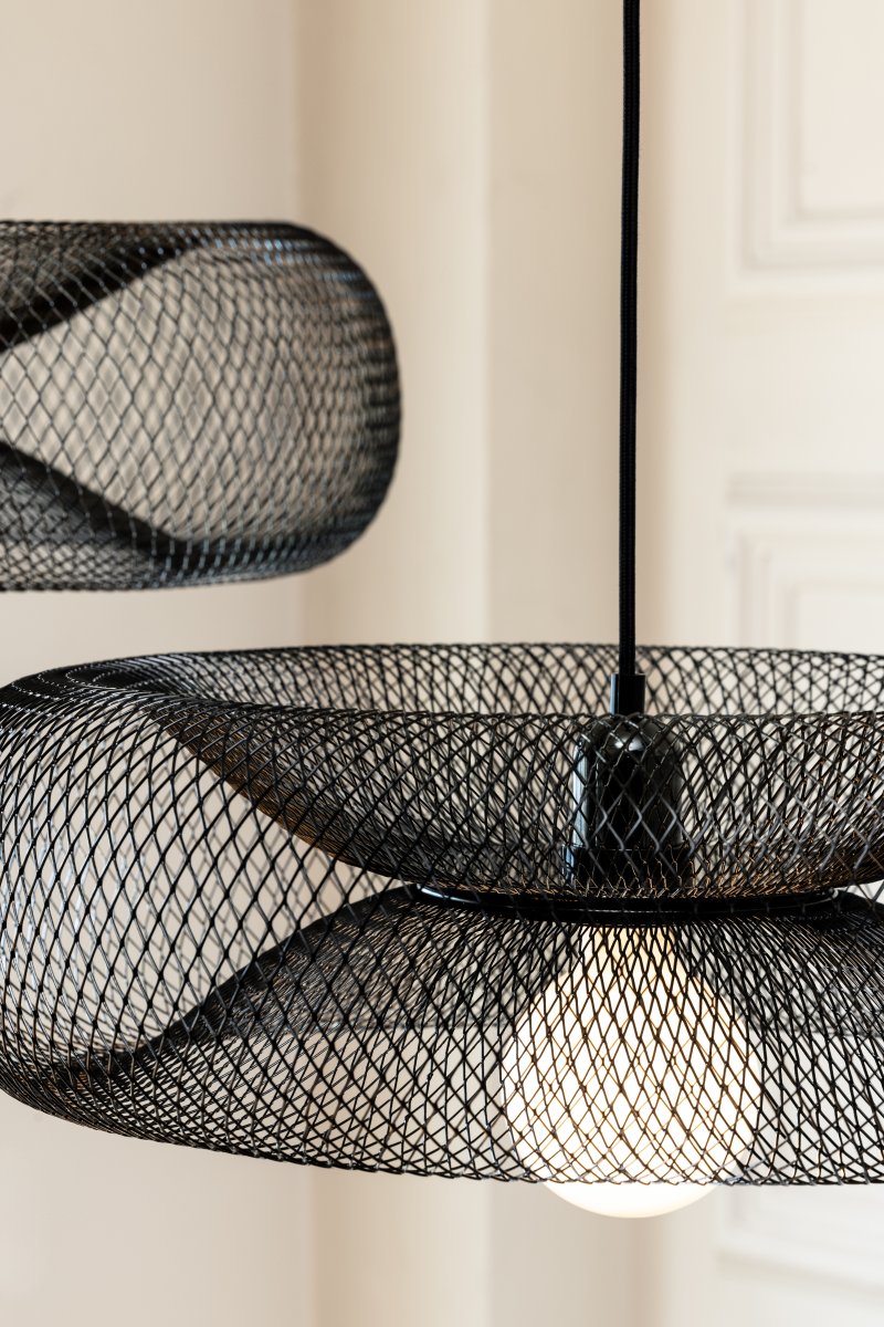 Torus Ø65 Noir suspension De Globen Lighting - Torus &auml;r en luftig och mjuk pendel tillverkad av galvaniserat svart metalln&auml;t.