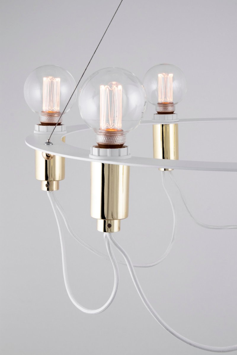 Cables Ø60 Blanc suspension De Globen Lighting - Lustre avec pendentif en laiton brillant constitu&eacute; d'un anneau rond en m&eacute;tal blanc laqu&eacute; mat.