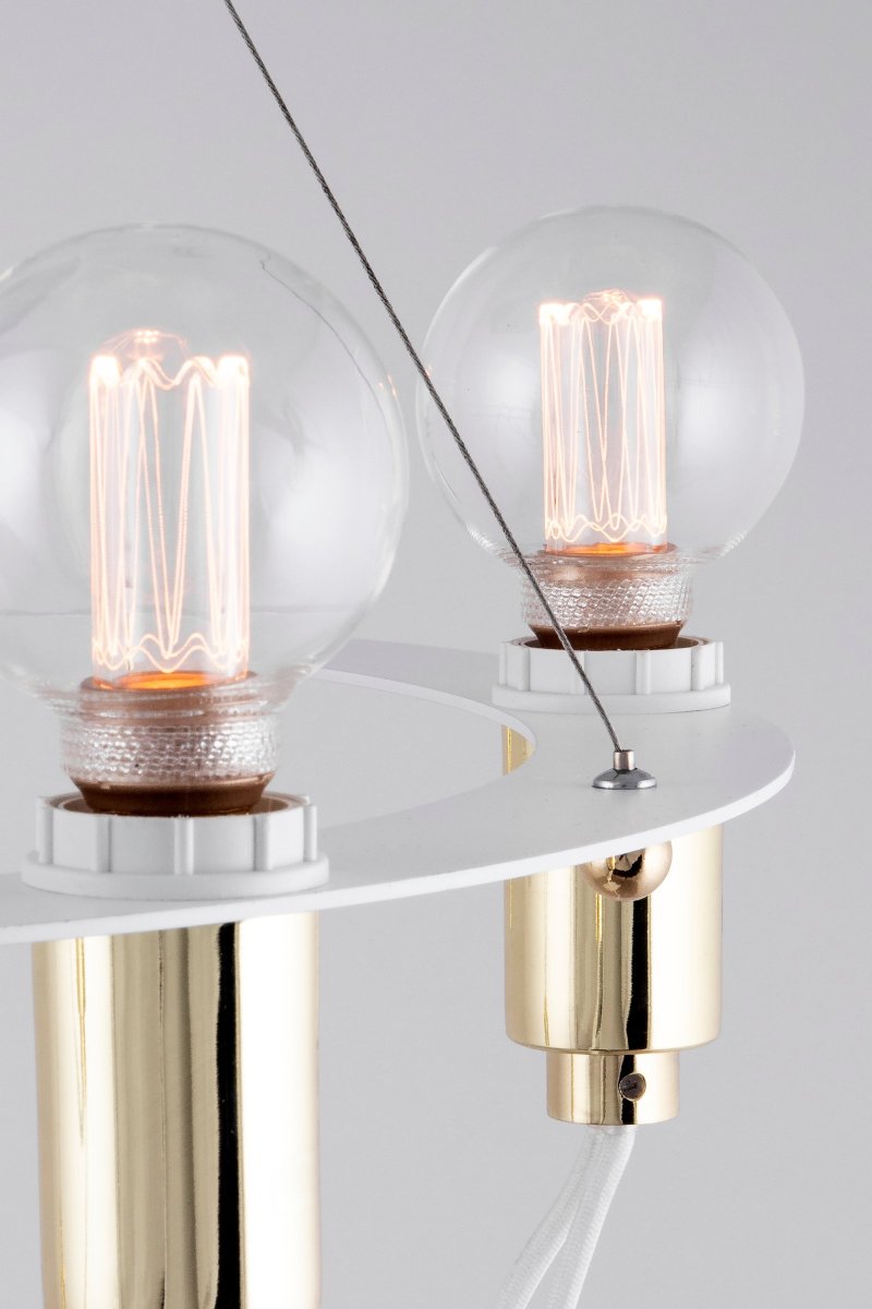 Cables Ø60 Blanc suspension De Globen Lighting - Lustre avec pendentif en laiton brillant constitu&eacute; d'un anneau rond en m&eacute;tal blanc laqu&eacute; mat.