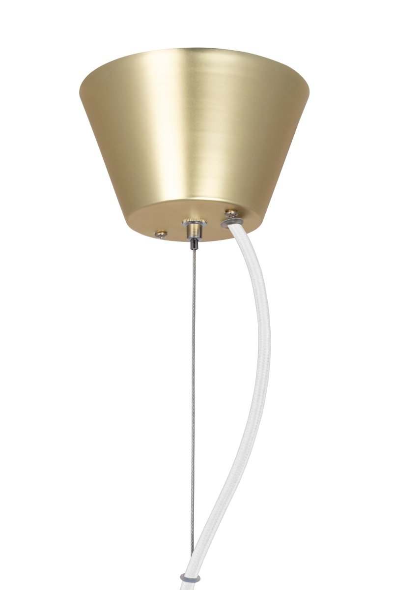Gemini 87cm Laiton brossé suspension De Globen Lighting - Gemini est fabriqu&eacute; en m&eacute;tal couleur laiton bross&eacute; et dispose d'un c&acirc;ble textile blanc de 120 cm de long, d'un fil et d'un plafonnier en m&eacute;tal peint en blanc mat.