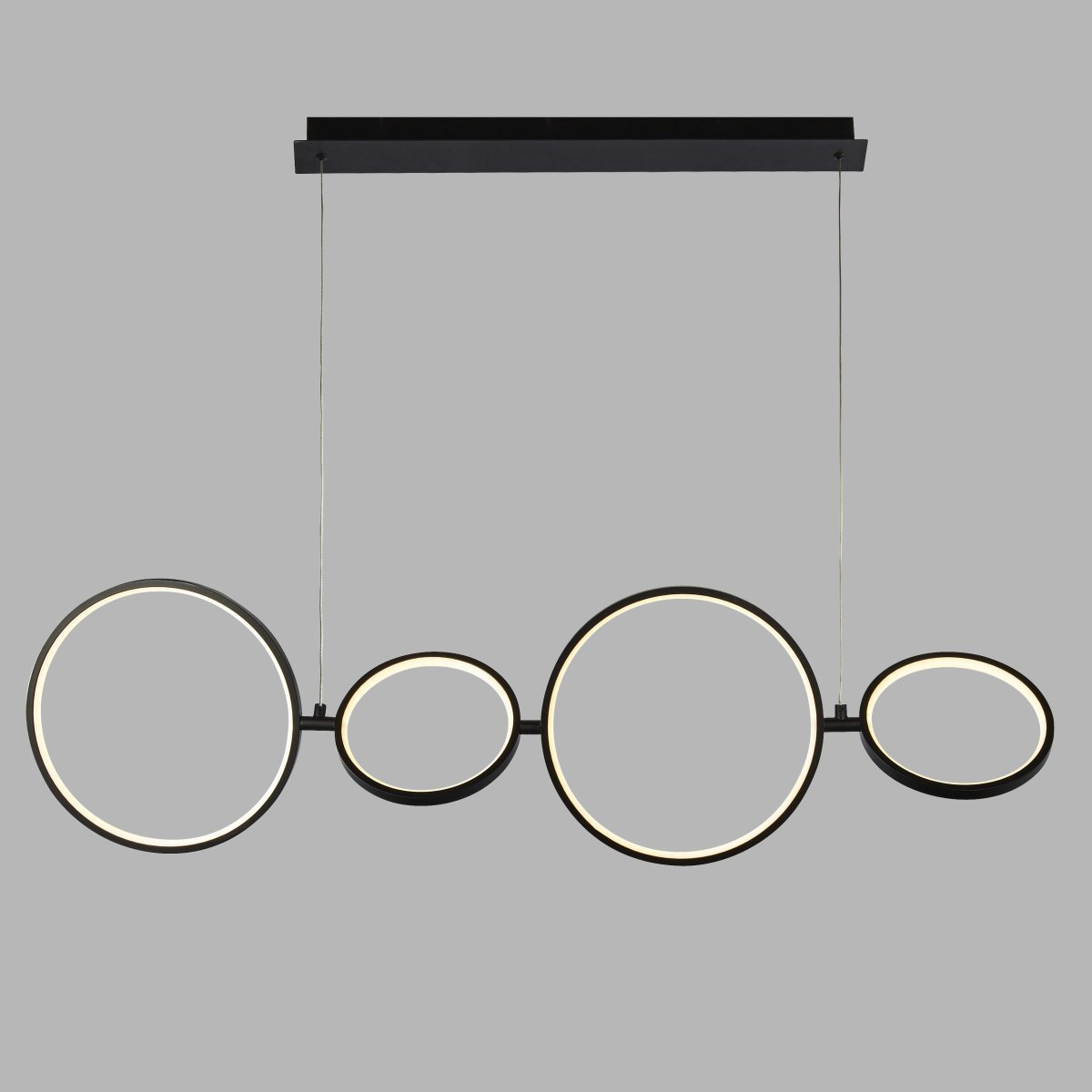 Cirque 110cm Noir suspension De Searchlight - La longueur de suspension réglable lors de l'installation et l'option d'un variateur le rendent idéal pour un placement au-dessus des comptoirs de cuisine et des tables à manger.