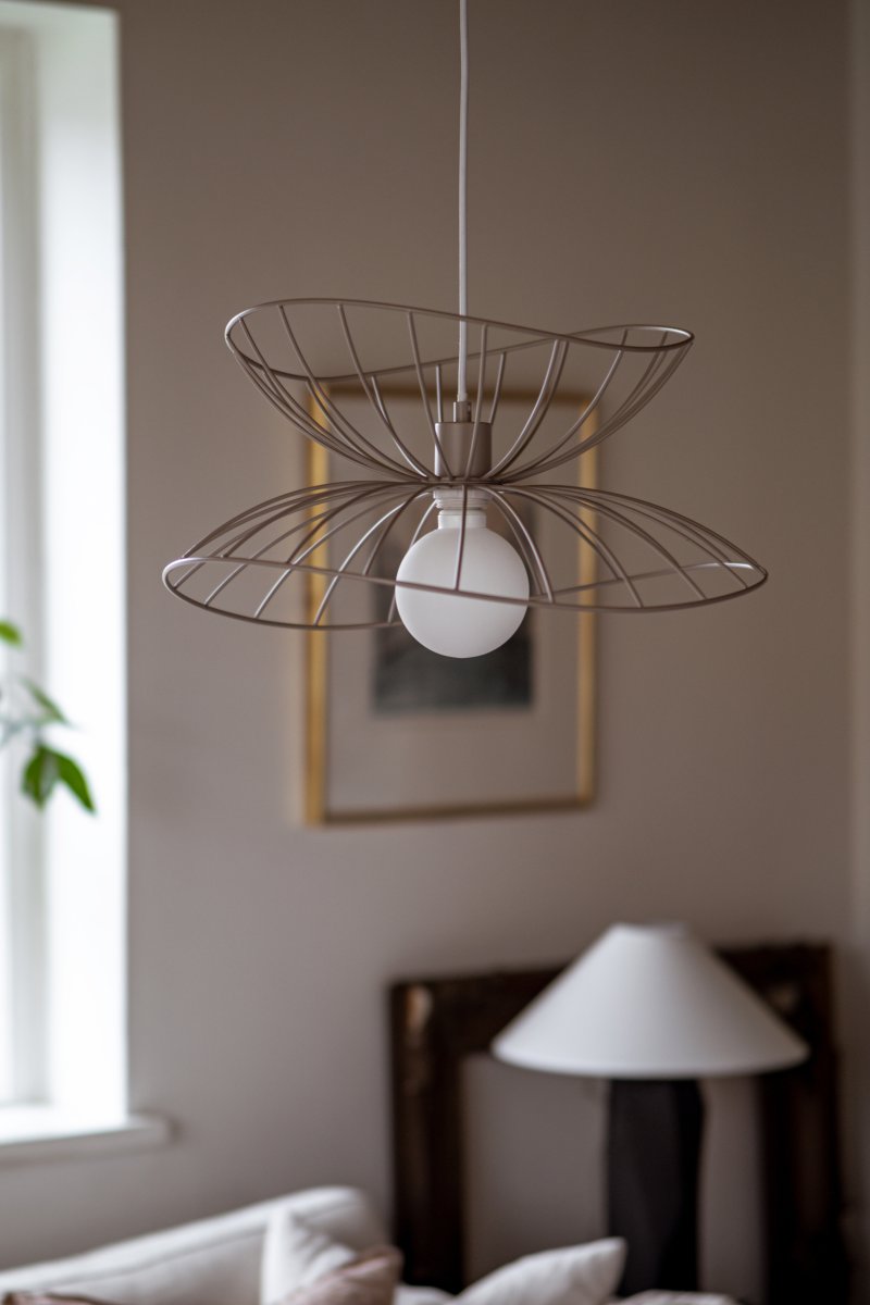 Ray Ø45 Beige suspension De Globen Lighting - Les deux abat-jour peuvent &ecirc;tre dispos&eacute;s de diff&eacute;rentes mani&egrave;res&nbsp;: superpos&eacute;s ou encastr&eacute;s pour une suspension plus basse.