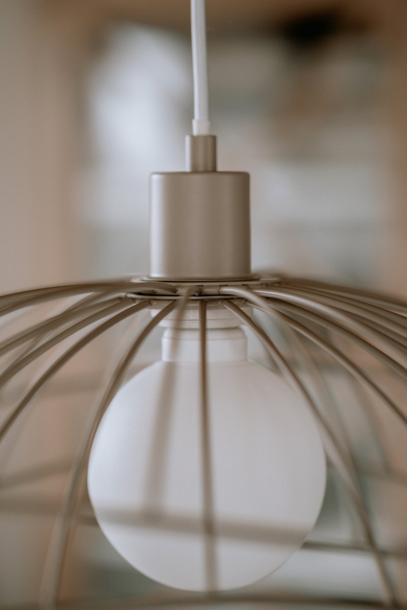 Ray Ø45 Beige suspension De Globen Lighting - Les deux abat-jour peuvent &ecirc;tre dispos&eacute;s de diff&eacute;rentes mani&egrave;res&nbsp;: superpos&eacute;s ou encastr&eacute;s pour une suspension plus basse.