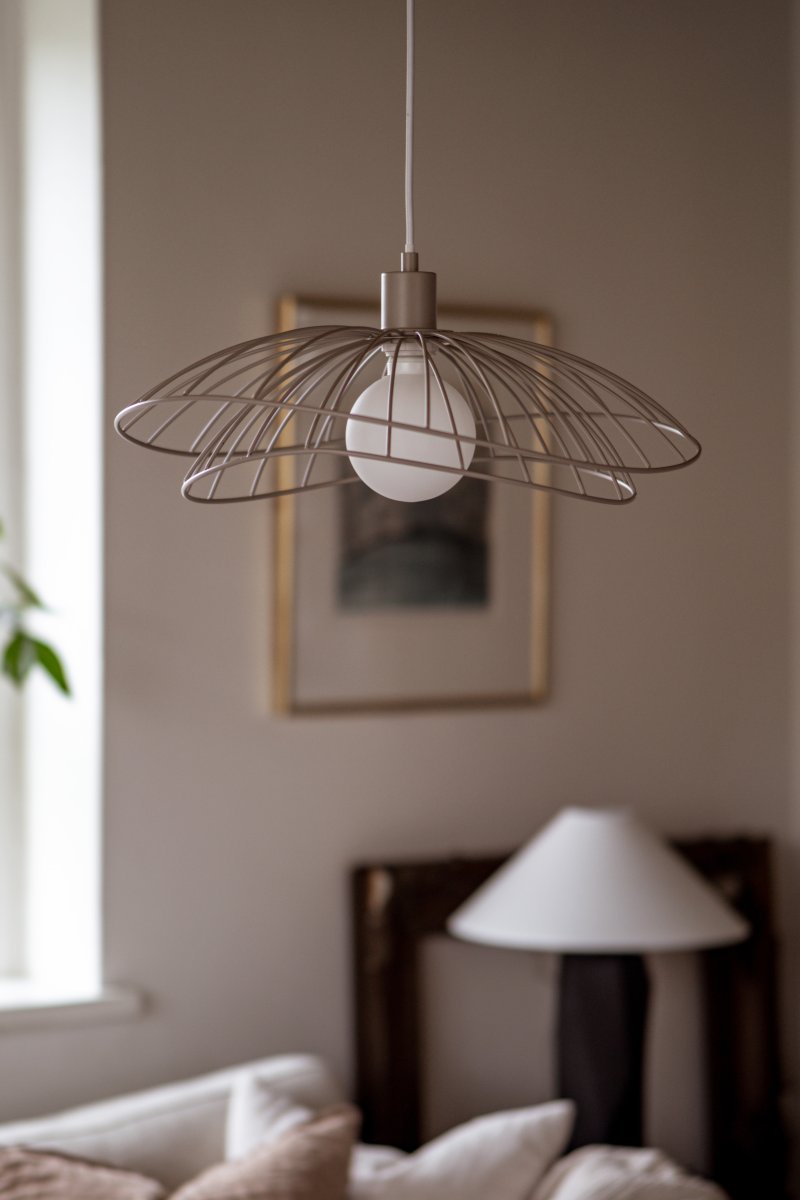 Ray Ø45 Beige suspension De Globen Lighting - Les deux abat-jour peuvent &ecirc;tre dispos&eacute;s de diff&eacute;rentes mani&egrave;res&nbsp;: superpos&eacute;s ou encastr&eacute;s pour une suspension plus basse.