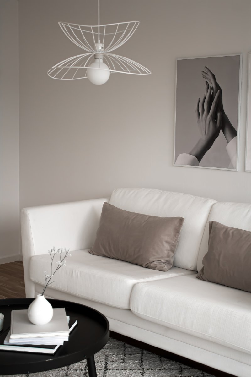 Ray Ø45 Blanc suspension De Globen Lighting - Les deux abat-jour peuvent &ecirc;tre dispos&eacute;s de diff&eacute;rentes mani&egrave;res&nbsp;: superpos&eacute;s ou encastr&eacute;s pour une suspension plus basse.