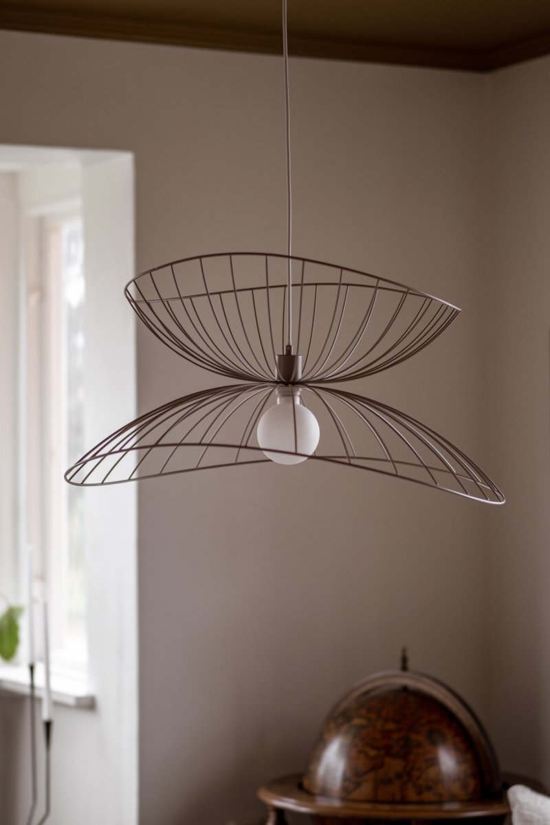 Ray Ø70 Beige suspension De Globen Lighting - Les deux abat-jour peuvent être disposés de différentes manières : superposés ou encastrés pour une suspension plus basse.