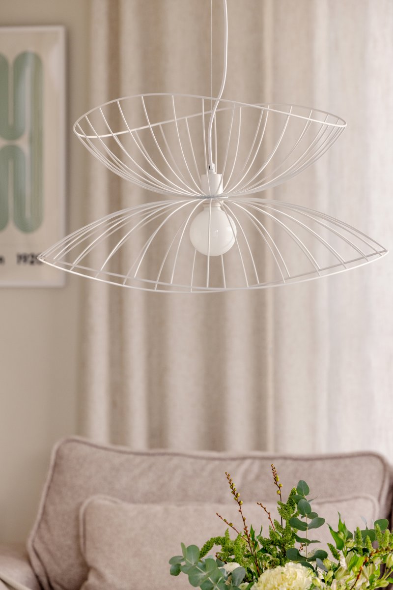 Ray Ø70 Blanc suspension De Globen Lighting - Les deux abat-jour peuvent être disposés de différentes manières : superposés ou encastrés pour une suspension plus basse.