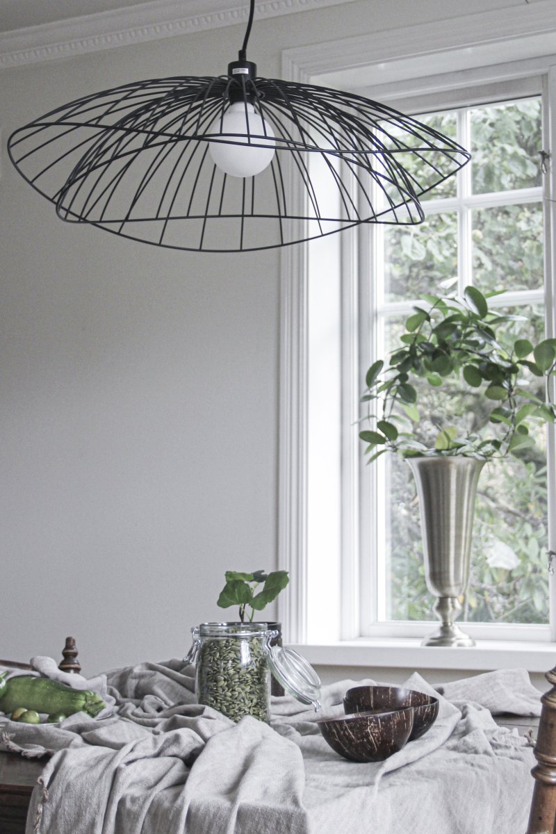 Ray Ø70 Noir suspension De Globen Lighting - Les deux abat-jour peuvent être disposés de différentes manières : superposés ou encastrés pour une suspension plus basse.