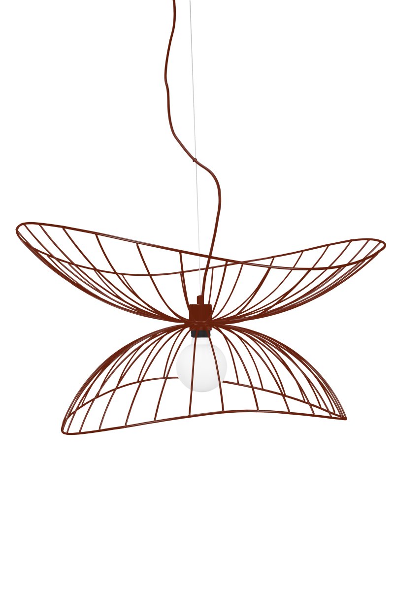 Ray Ø70 Bourgogne suspension De Globen Lighting - Les deux abat-jour peuvent &ecirc;tre dispos&eacute;s de diff&eacute;rentes mani&egrave;res&nbsp;: superpos&eacute;s ou encastr&eacute;s pour une suspension plus basse.