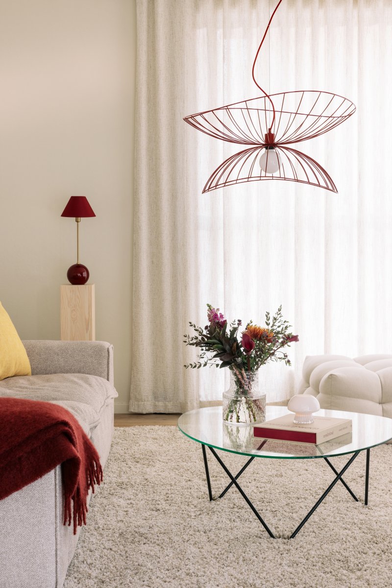 Ray Ø70 Bourgogne suspension De Globen Lighting - Les deux abat-jour peuvent &ecirc;tre dispos&eacute;s de diff&eacute;rentes mani&egrave;res&nbsp;: superpos&eacute;s ou encastr&eacute;s pour une suspension plus basse.