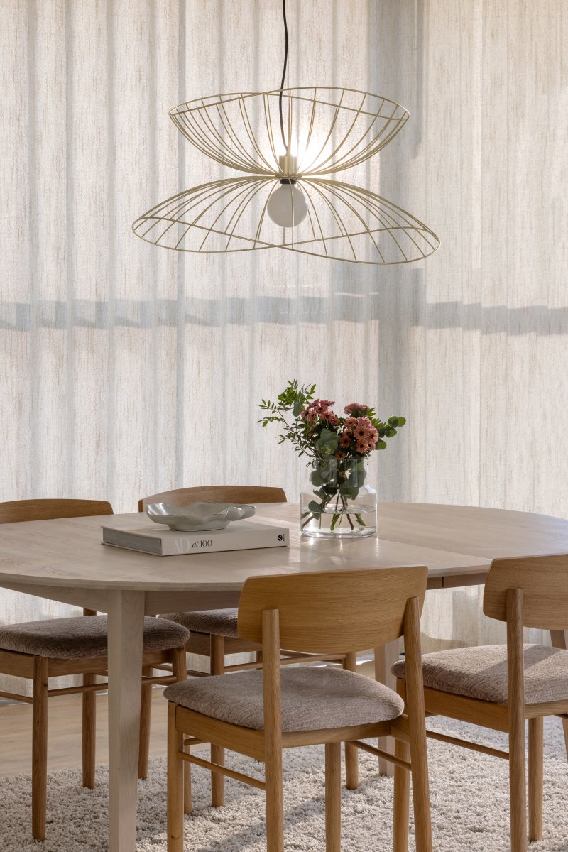 Ray Ø70 Laiton brossé suspension De Globen Lighting - Les deux abat-jour peuvent être disposés de différentes manières : superposés ou encastrés pour une suspension plus basse.