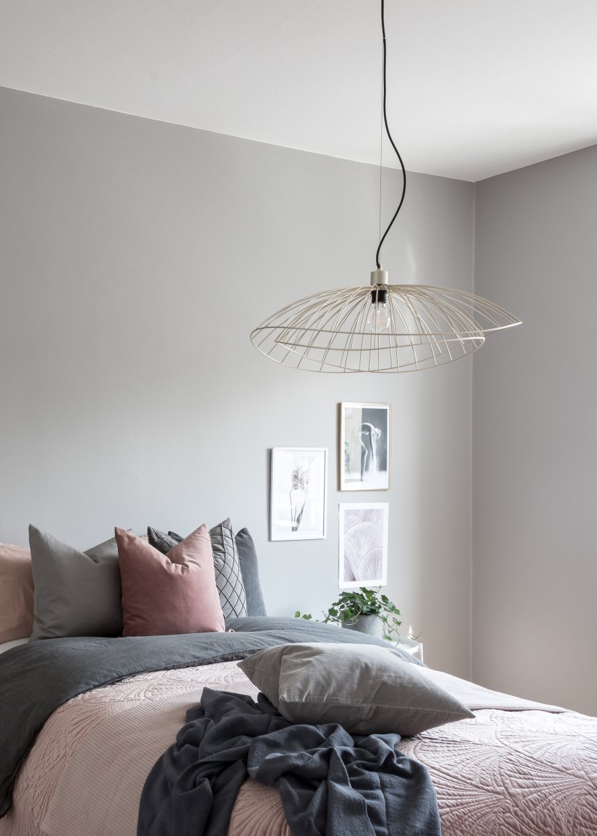 Ray Ø70 Laiton brossé suspension De Globen Lighting - Les deux abat-jour peuvent être disposés de différentes manières : superposés ou encastrés pour une suspension plus basse.