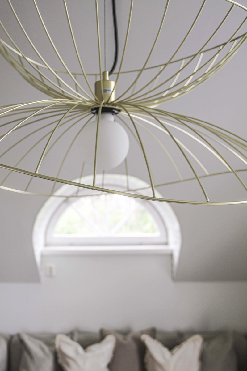 Ray Ø70 Laiton brossé suspension De Globen Lighting - Les deux abat-jour peuvent être disposés de différentes manières : superposés ou encastrés pour une suspension plus basse.