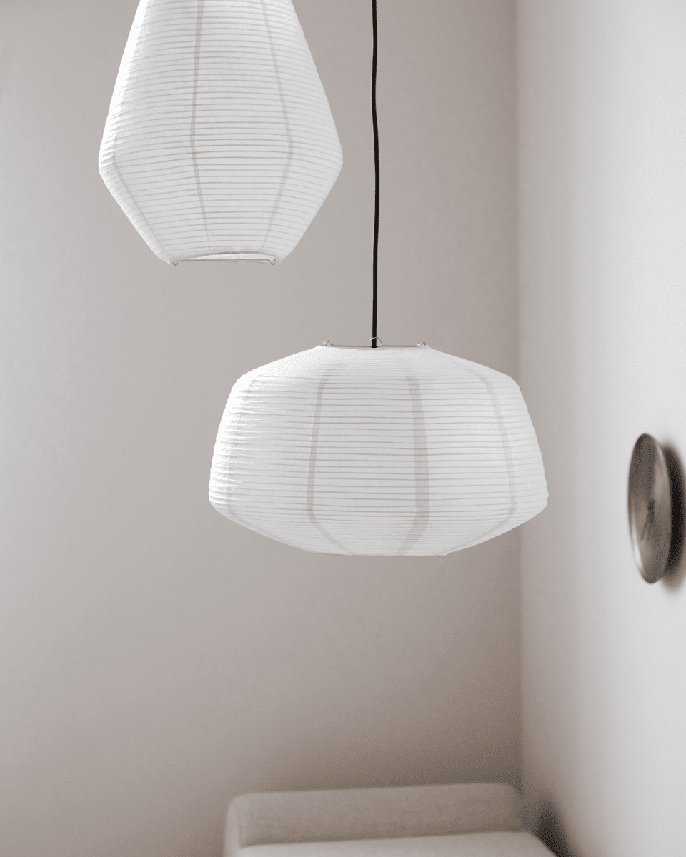 Bidar Abat-Jour S/Suspension Ø50 Blanc suspension De House Doctor - L'abat-jour Bidar peut &ecirc;tre utilis&eacute; comme une source de lumi&egrave;re belle et simple dans le salon - seul au-dessus de la table &agrave; manger ou avec plusieurs lampes pour cr&eacute;er plus de volume.