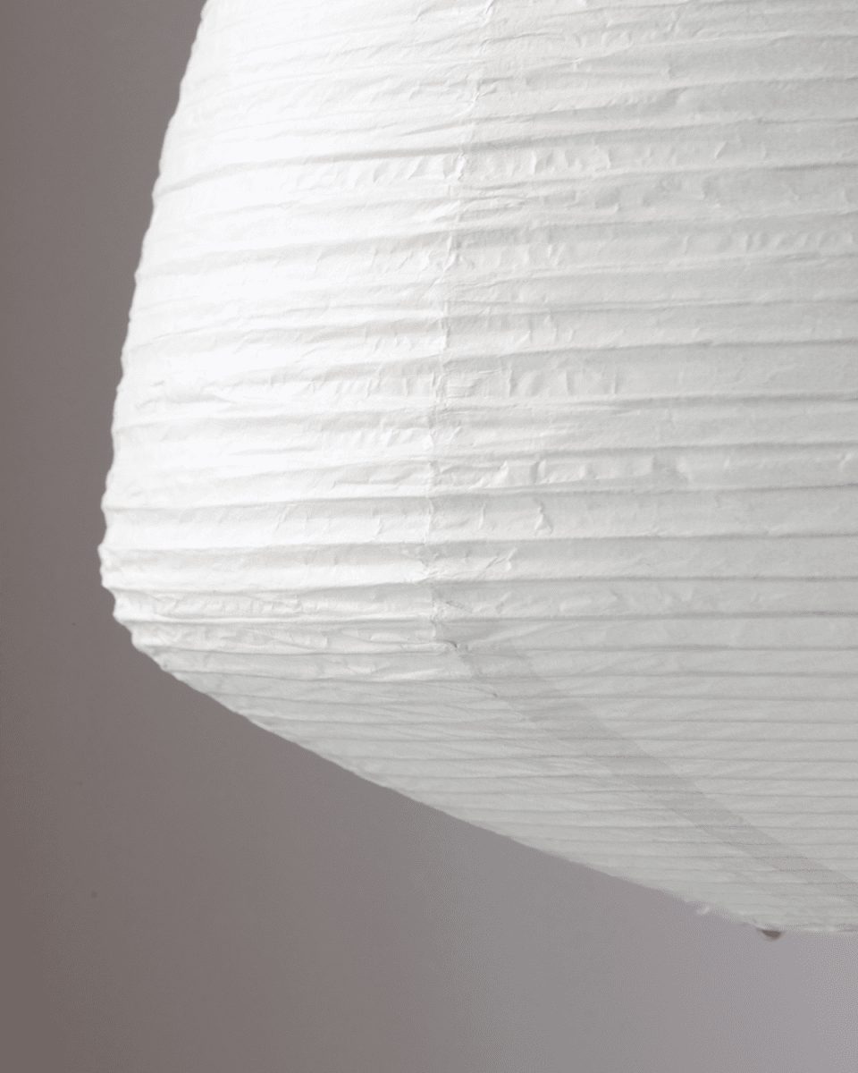 Bidar Abat-Jour S/Suspension Ø50 Blanc suspension De House Doctor - L'abat-jour Bidar peut &ecirc;tre utilis&eacute; comme une source de lumi&egrave;re belle et simple dans le salon - seul au-dessus de la table &agrave; manger ou avec plusieurs lampes pour cr&eacute;er plus de volume.