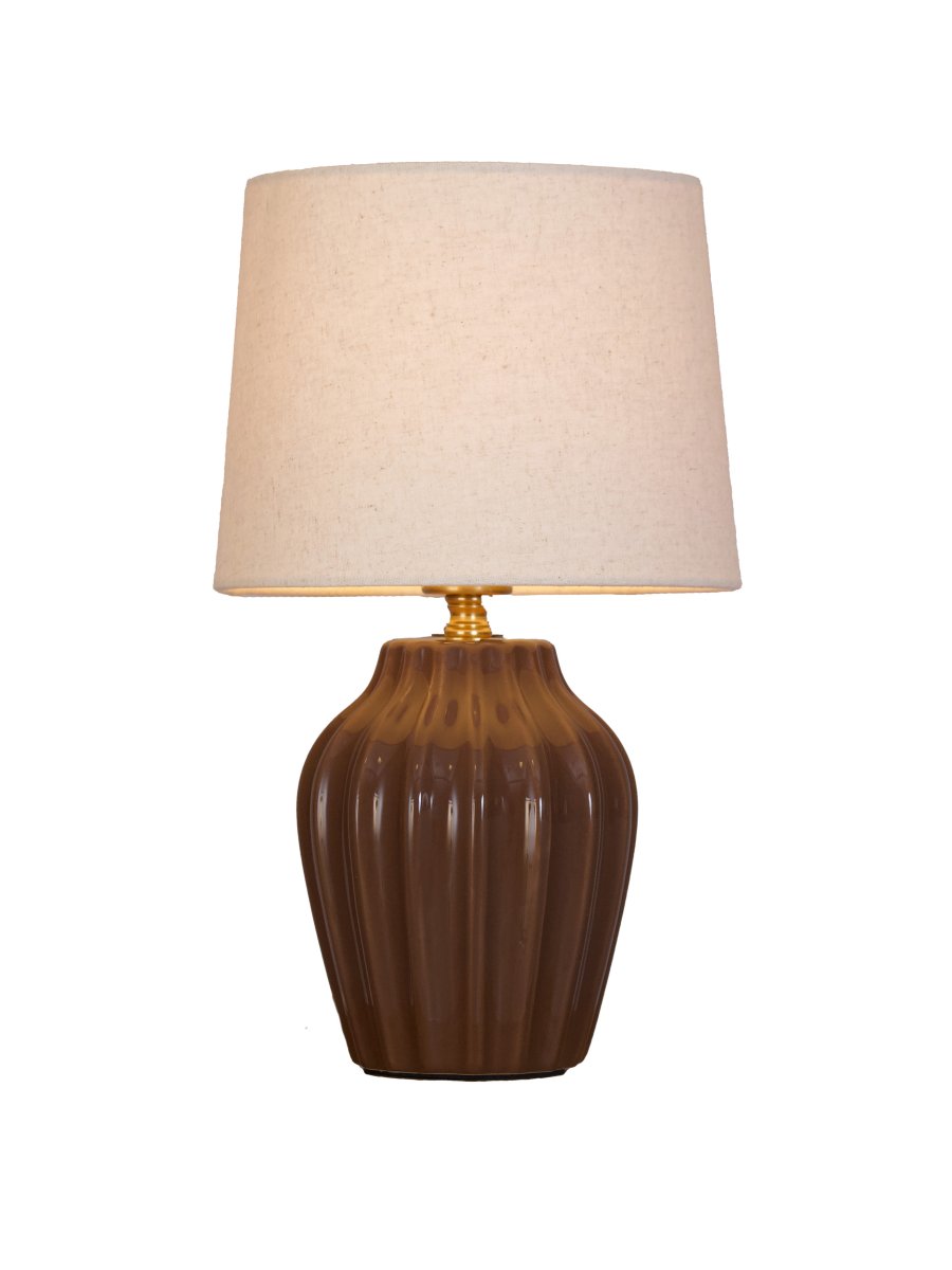 Lyon 32cm Brun lampe de table De PR Home - Gr&acirc;ce &agrave; son design styl&eacute; et accueillant, Lyon trouve sa place aussi bien sur une table d'appoint, une table de chevet ou pr&egrave;s d'une fen&ecirc;tre, o&ugrave; elle devient un &eacute;l&eacute;ment d&eacute;coratif et une source d'ambiance dans les int&eacute;rieurs classiques comme modernes.