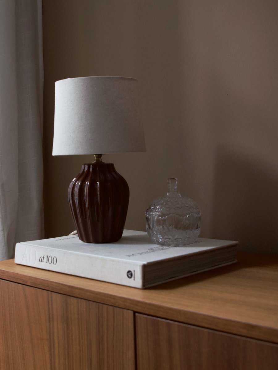 Lyon 32cm Brun lampe de table De PR Home - Gr&acirc;ce &agrave; son design styl&eacute; et accueillant, Lyon trouve sa place aussi bien sur une table d'appoint, une table de chevet ou pr&egrave;s d'une fen&ecirc;tre, o&ugrave; elle devient un &eacute;l&eacute;ment d&eacute;coratif et une source d'ambiance dans les int&eacute;rieurs classiques comme modernes.