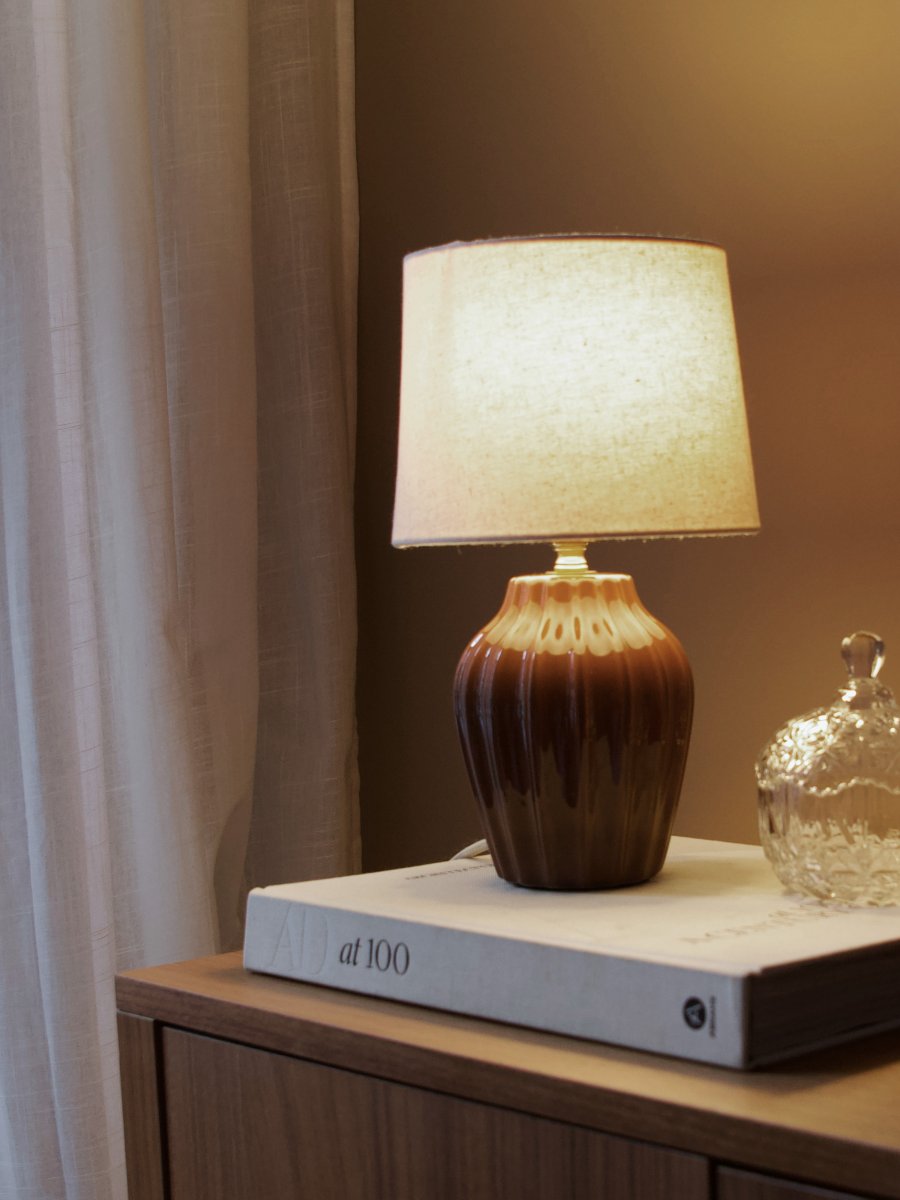 Lyon 32cm Brun lampe de table De PR Home - Gr&acirc;ce &agrave; son design styl&eacute; et accueillant, Lyon trouve sa place aussi bien sur une table d'appoint, une table de chevet ou pr&egrave;s d'une fen&ecirc;tre, o&ugrave; elle devient un &eacute;l&eacute;ment d&eacute;coratif et une source d'ambiance dans les int&eacute;rieurs classiques comme modernes.