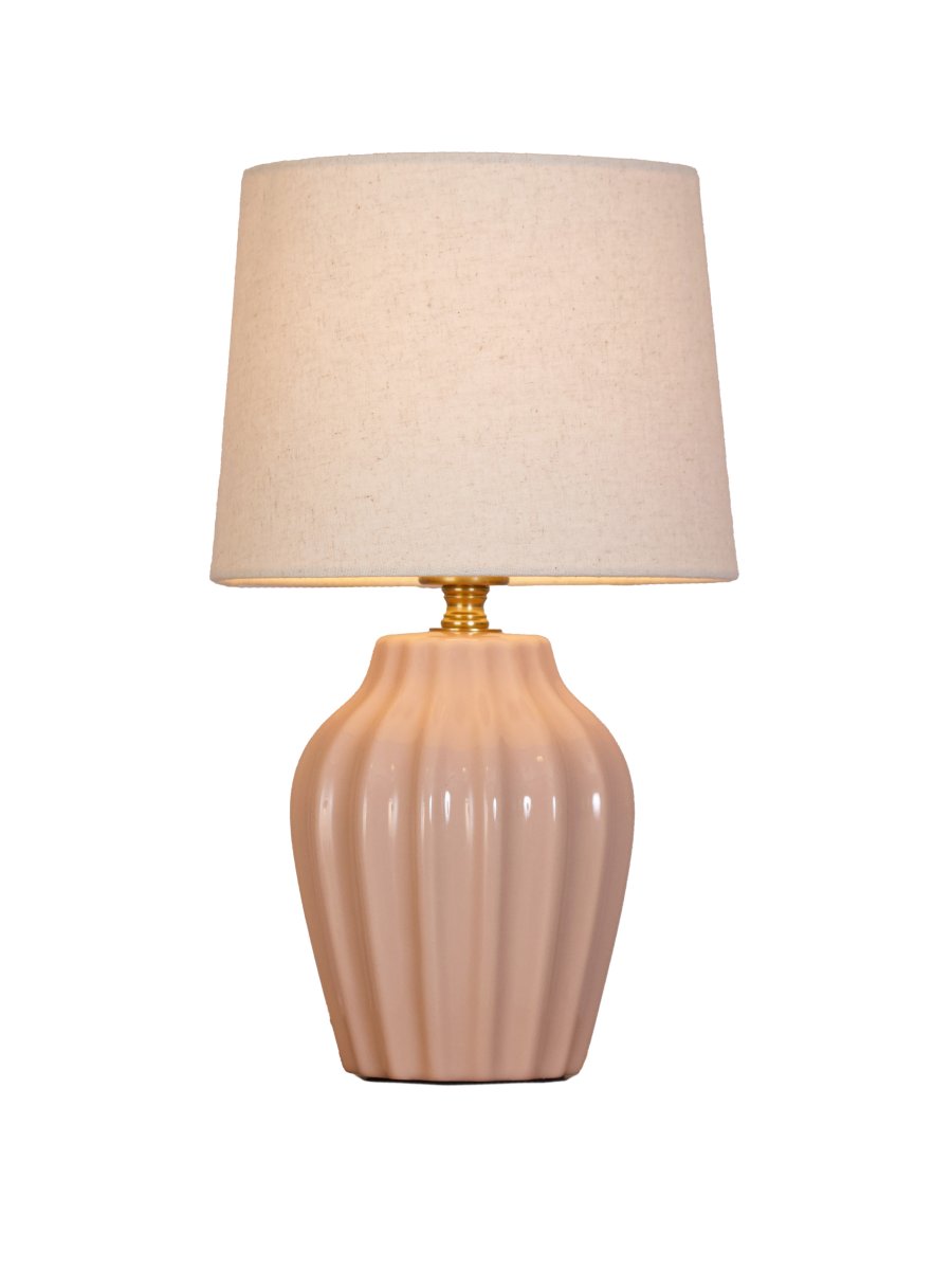 Lyon 32cm Rose lampe de table De PR Home - Gr&acirc;ce &agrave; son design styl&eacute; et accueillant, Lyon trouve sa place aussi bien sur une table d'appoint, une table de chevet ou pr&egrave;s d'une fen&ecirc;tre, o&ugrave; elle devient un &eacute;l&eacute;ment d&eacute;coratif et une source d'ambiance dans les int&eacute;rieurs classiques comme modernes.
