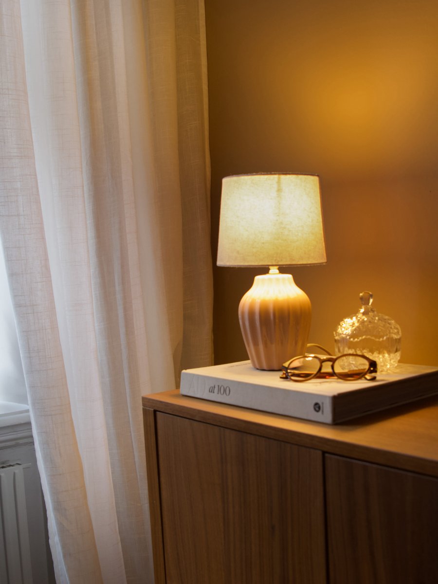 Lyon 32cm Rose lampe de table De PR Home - Gr&acirc;ce &agrave; son design styl&eacute; et accueillant, Lyon trouve sa place aussi bien sur une table d'appoint, une table de chevet ou pr&egrave;s d'une fen&ecirc;tre, o&ugrave; elle devient un &eacute;l&eacute;ment d&eacute;coratif et une source d'ambiance dans les int&eacute;rieurs classiques comme modernes.