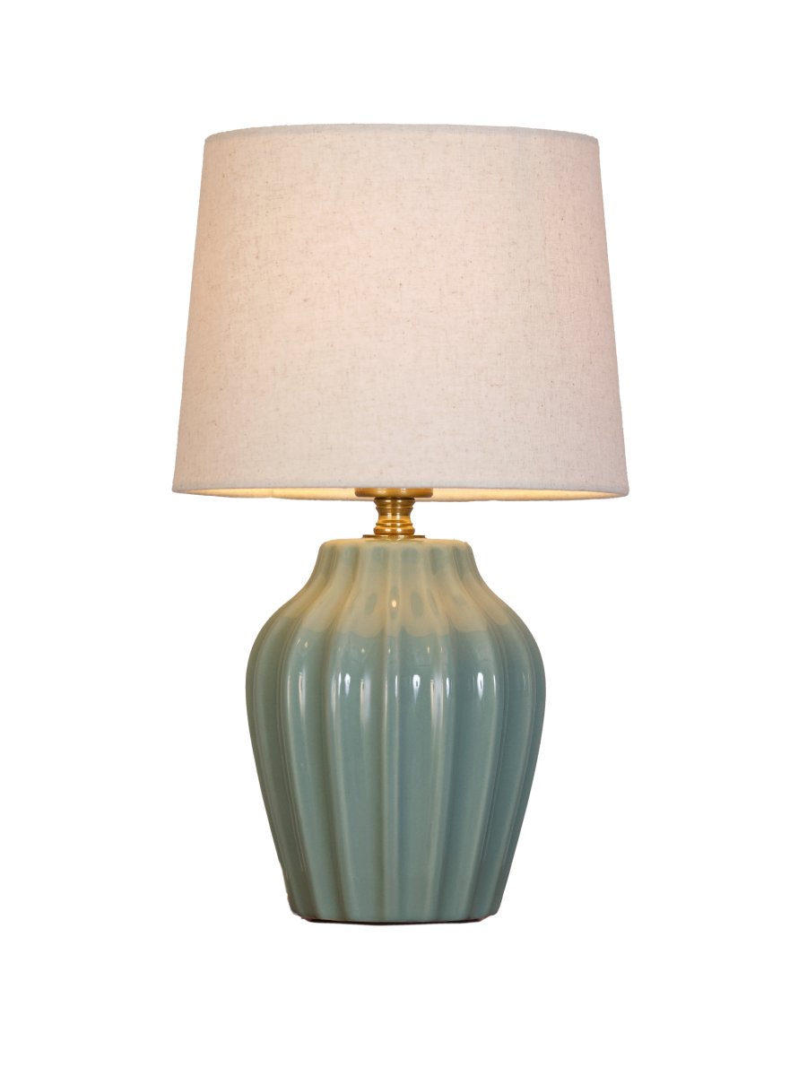 Lyon 32cm Turquoise lampe de table De PR Home - Grâce à son design raffiné et accueillant, Lyon trouve sa place aussi bien sur une table d'appoint, une table de chevet ou près d'une fenêtre, où elle devient un élément décoratif et une source d'ambiance dans les intérieurs classiques comme modernes.