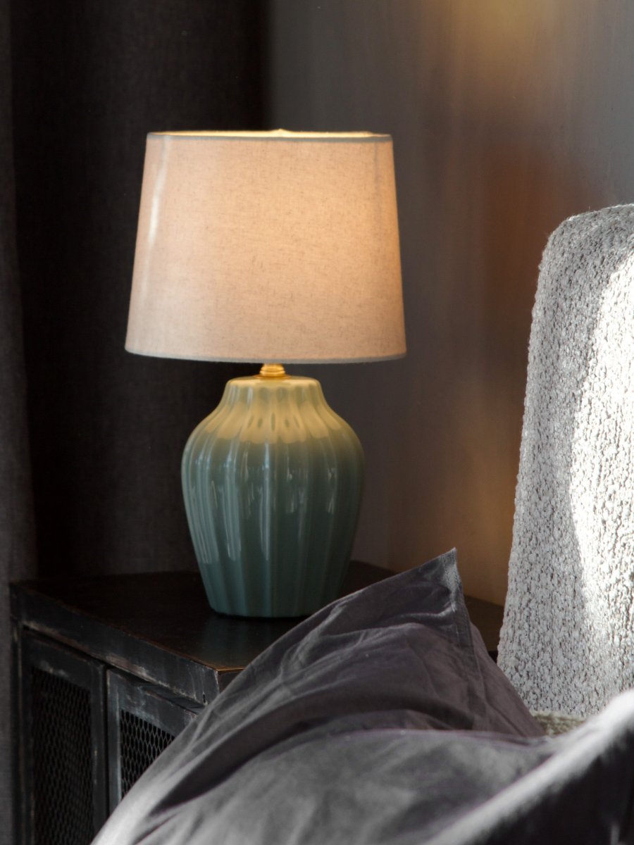 Lyon 32cm Turquoise lampe de table De PR Home - Grâce à son design raffiné et accueillant, Lyon trouve sa place aussi bien sur une table d'appoint, une table de chevet ou près d'une fenêtre, où elle devient un élément décoratif et une source d'ambiance dans les intérieurs classiques comme modernes.