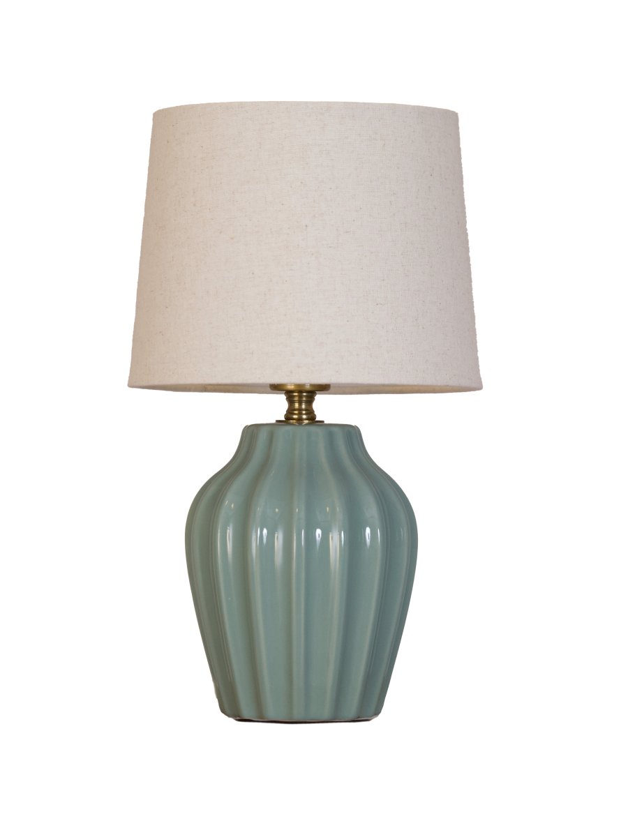 Lyon 32cm Turquoise lampe de table De PR Home - Grâce à son design raffiné et accueillant, Lyon trouve sa place aussi bien sur une table d'appoint, une table de chevet ou près d'une fenêtre, où elle devient un élément décoratif et une source d'ambiance dans les intérieurs classiques comme modernes.
