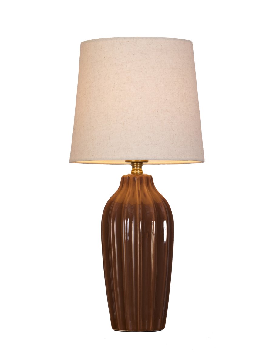 Lyon 40cm Brun lampe de table De PR Home - Gr&acirc;ce &agrave; son design styl&eacute; et accueillant, Lyon trouve sa place aussi bien sur une table d'appoint, une table de chevet ou pr&egrave;s d'une fen&ecirc;tre, o&ugrave; elle devient un &eacute;l&eacute;ment d&eacute;coratif et une source d'ambiance dans les int&eacute;rieurs classiques comme modernes.