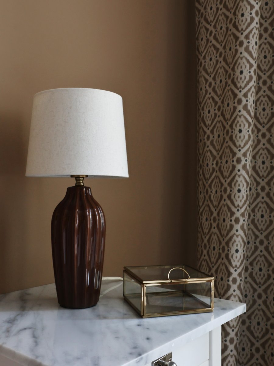 Lyon 40cm Brun lampe de table De PR Home - Gr&acirc;ce &agrave; son design styl&eacute; et accueillant, Lyon trouve sa place aussi bien sur une table d'appoint, une table de chevet ou pr&egrave;s d'une fen&ecirc;tre, o&ugrave; elle devient un &eacute;l&eacute;ment d&eacute;coratif et une source d'ambiance dans les int&eacute;rieurs classiques comme modernes.