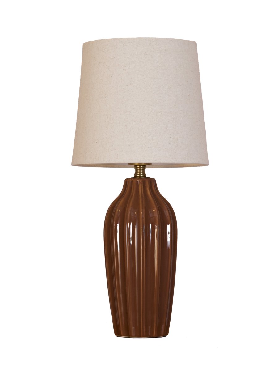 Lyon 40cm Brun lampe de table De PR Home - Gr&acirc;ce &agrave; son design styl&eacute; et accueillant, Lyon trouve sa place aussi bien sur une table d'appoint, une table de chevet ou pr&egrave;s d'une fen&ecirc;tre, o&ugrave; elle devient un &eacute;l&eacute;ment d&eacute;coratif et une source d'ambiance dans les int&eacute;rieurs classiques comme modernes.