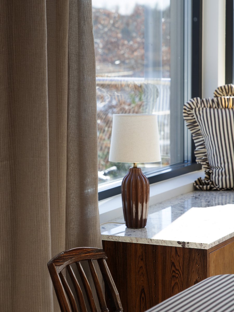 Lyon 40cm Brun lampe de table De PR Home - Gr&acirc;ce &agrave; son design styl&eacute; et accueillant, Lyon trouve sa place aussi bien sur une table d'appoint, une table de chevet ou pr&egrave;s d'une fen&ecirc;tre, o&ugrave; elle devient un &eacute;l&eacute;ment d&eacute;coratif et une source d'ambiance dans les int&eacute;rieurs classiques comme modernes.