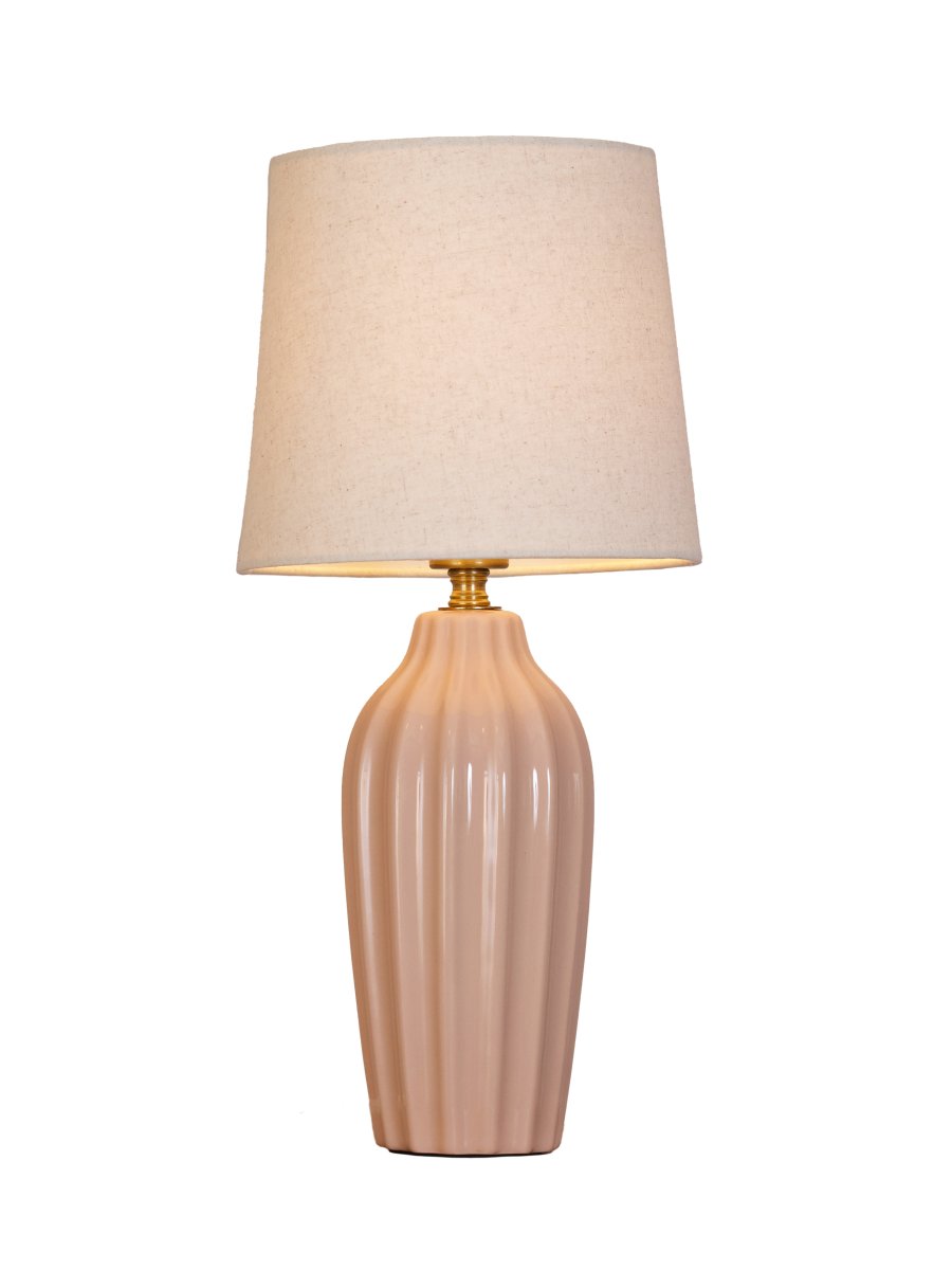 Lyon 40cm Rose lampe de table De PR Home - Grâce à son design stylé et accueillant, Lyon trouve sa place aussi bien sur une table d'appoint, une table de chevet ou près d'une fenêtre, où elle devient un élément décoratif et une source d'ambiance dans les intérieurs classiques comme modernes.