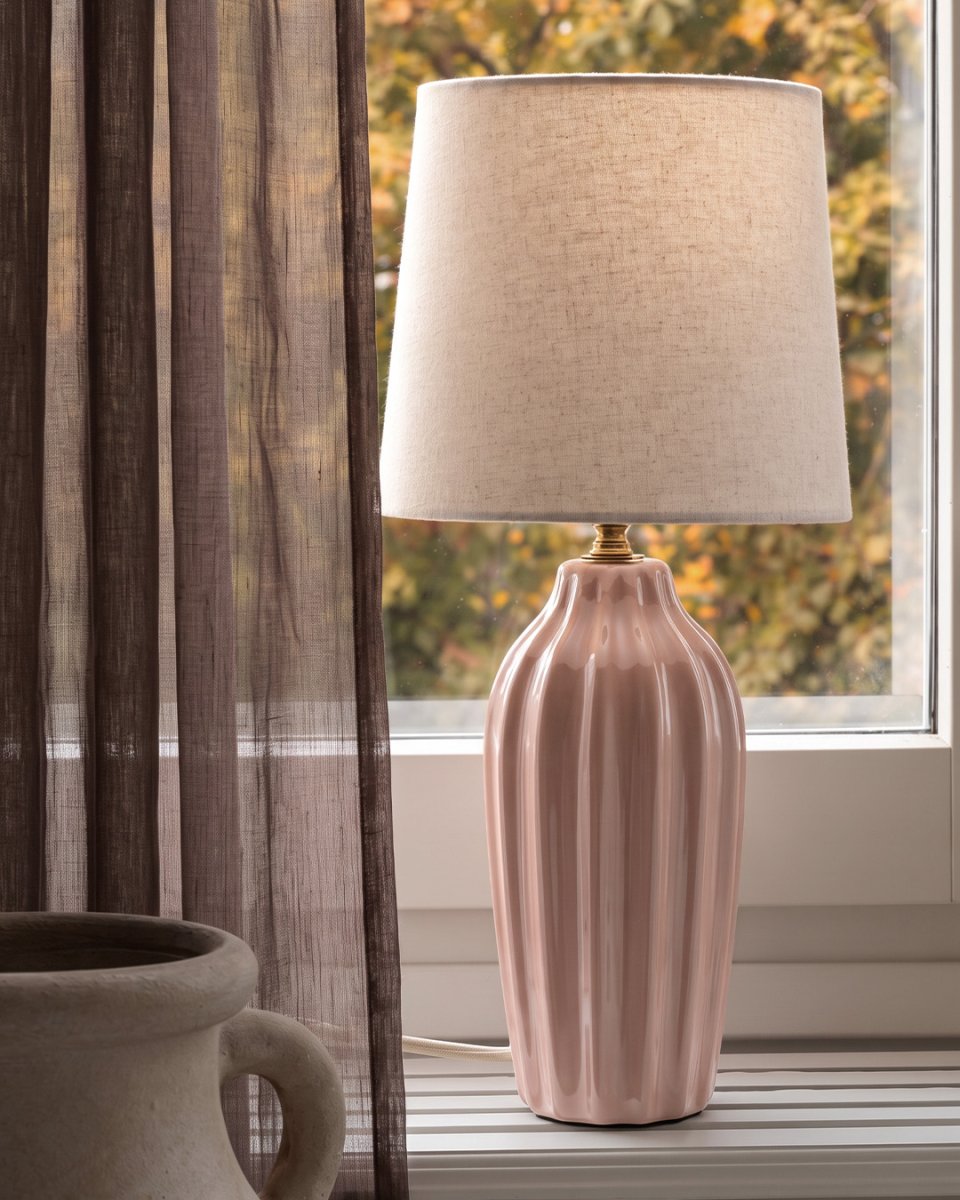 Lyon 40cm Rose lampe de table De PR Home - Grâce à son design stylé et accueillant, Lyon trouve sa place aussi bien sur une table d'appoint, une table de chevet ou près d'une fenêtre, où elle devient un élément décoratif et une source d'ambiance dans les intérieurs classiques comme modernes.