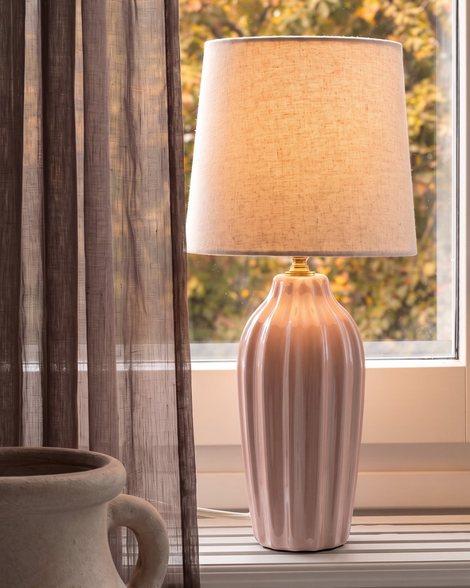 Lyon 40cm Rose lampe de table De PR Home - Grâce à son design stylé et accueillant, Lyon trouve sa place aussi bien sur une table d'appoint, une table de chevet ou près d'une fenêtre, où elle devient un élément décoratif et une source d'ambiance dans les intérieurs classiques comme modernes.