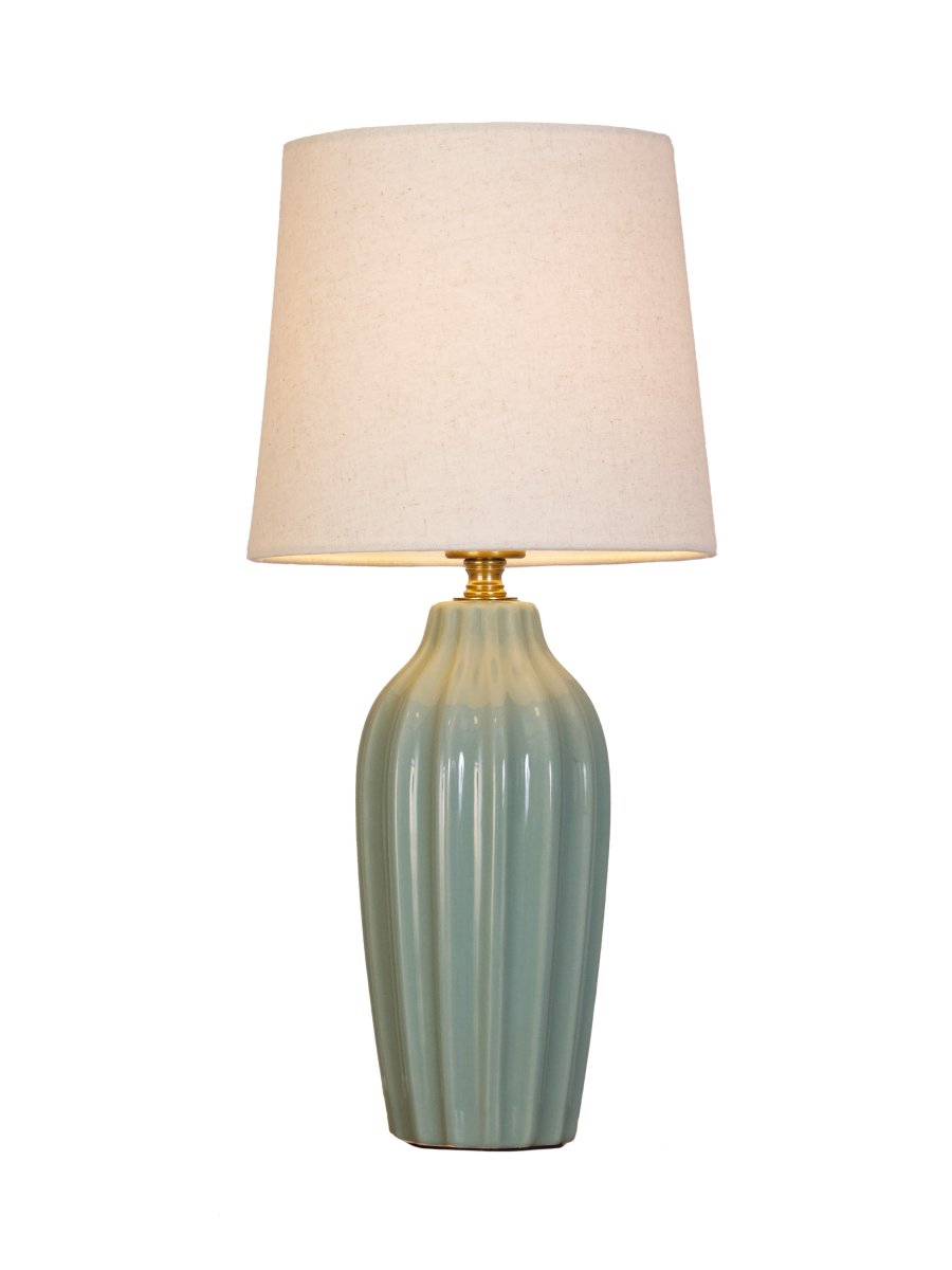 Lyon 40cm Turquoise lampe de table De PR Home - Gr&acirc;ce &agrave; son design raffin&eacute; et accueillant, Lyon trouve sa place aussi bien sur une table d'appoint, une table de chevet ou pr&egrave;s d'une fen&ecirc;tre, o&ugrave; elle devient un &eacute;l&eacute;ment d&eacute;coratif et une source d'ambiance dans les int&eacute;rieurs classiques comme modernes.