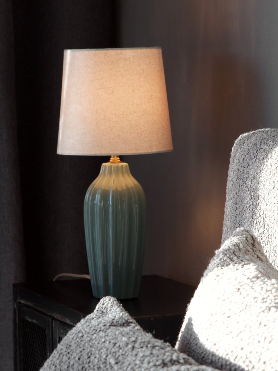 Lyon 40cm Turquoise lampe de table De PR Home - Gr&acirc;ce &agrave; son design raffin&eacute; et accueillant, Lyon trouve sa place aussi bien sur une table d'appoint, une table de chevet ou pr&egrave;s d'une fen&ecirc;tre, o&ugrave; elle devient un &eacute;l&eacute;ment d&eacute;coratif et une source d'ambiance dans les int&eacute;rieurs classiques comme modernes.