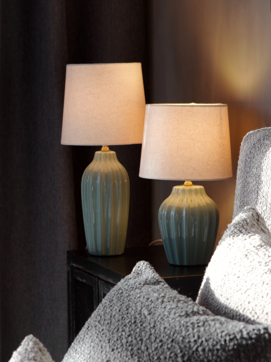 Lyon 40cm Turquoise lampe de table De PR Home - Gr&acirc;ce &agrave; son design raffin&eacute; et accueillant, Lyon trouve sa place aussi bien sur une table d'appoint, une table de chevet ou pr&egrave;s d'une fen&ecirc;tre, o&ugrave; elle devient un &eacute;l&eacute;ment d&eacute;coratif et une source d'ambiance dans les int&eacute;rieurs classiques comme modernes.