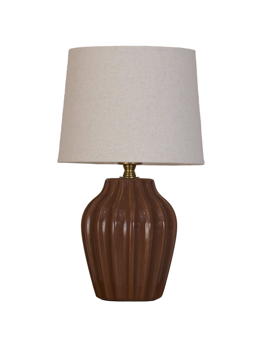 Lyon 32cm Brun lampe de table De PR Home - Gr&acirc;ce &agrave; son design styl&eacute; et accueillant, Lyon trouve sa place aussi bien sur une table d'appoint, une table de chevet ou pr&egrave;s d'une fen&ecirc;tre, o&ugrave; elle devient un &eacute;l&eacute;ment d&eacute;coratif et une source d'ambiance dans les int&eacute;rieurs classiques comme modernes.