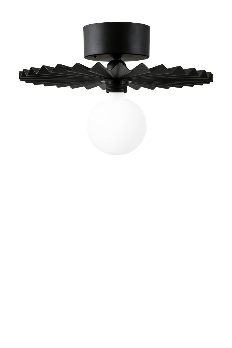 Omega Ø35 Noir applique murale De Globen Lighting - Un c&acirc;ble textile noir de 200 cm avec interrupteur est inclus pour le raccordement mural, tandis que la prise pour fixation au plafond est disponible s&eacute;par&eacute;ment.