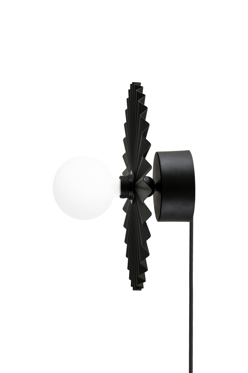 Omega Ø35 Noir applique murale De Globen Lighting - Un c&acirc;ble textile noir de 200 cm avec interrupteur est inclus pour le raccordement mural, tandis que la prise pour fixation au plafond est disponible s&eacute;par&eacute;ment.