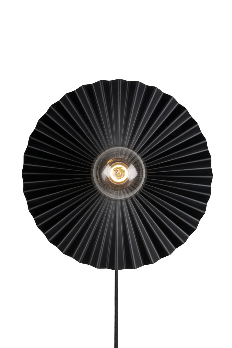 Omega Ø35 Noir applique murale De Globen Lighting - Un c&acirc;ble textile noir de 200 cm avec interrupteur est inclus pour le raccordement mural, tandis que la prise pour fixation au plafond est disponible s&eacute;par&eacute;ment.