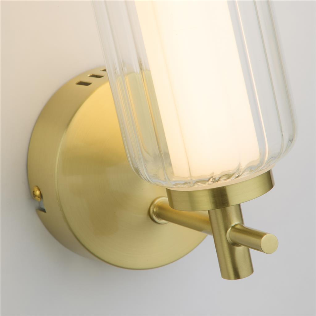 Mod 32cm Laiton applique murale De Searchlight - Cette &eacute;l&eacute;gante applique murale associe une surface en laiton satin&eacute; &agrave; des lignes modernes et &eacute;pur&eacute;es, ainsi qu'&agrave; un abat-jour en verre c&ocirc;tel&eacute; raffin&eacute;.