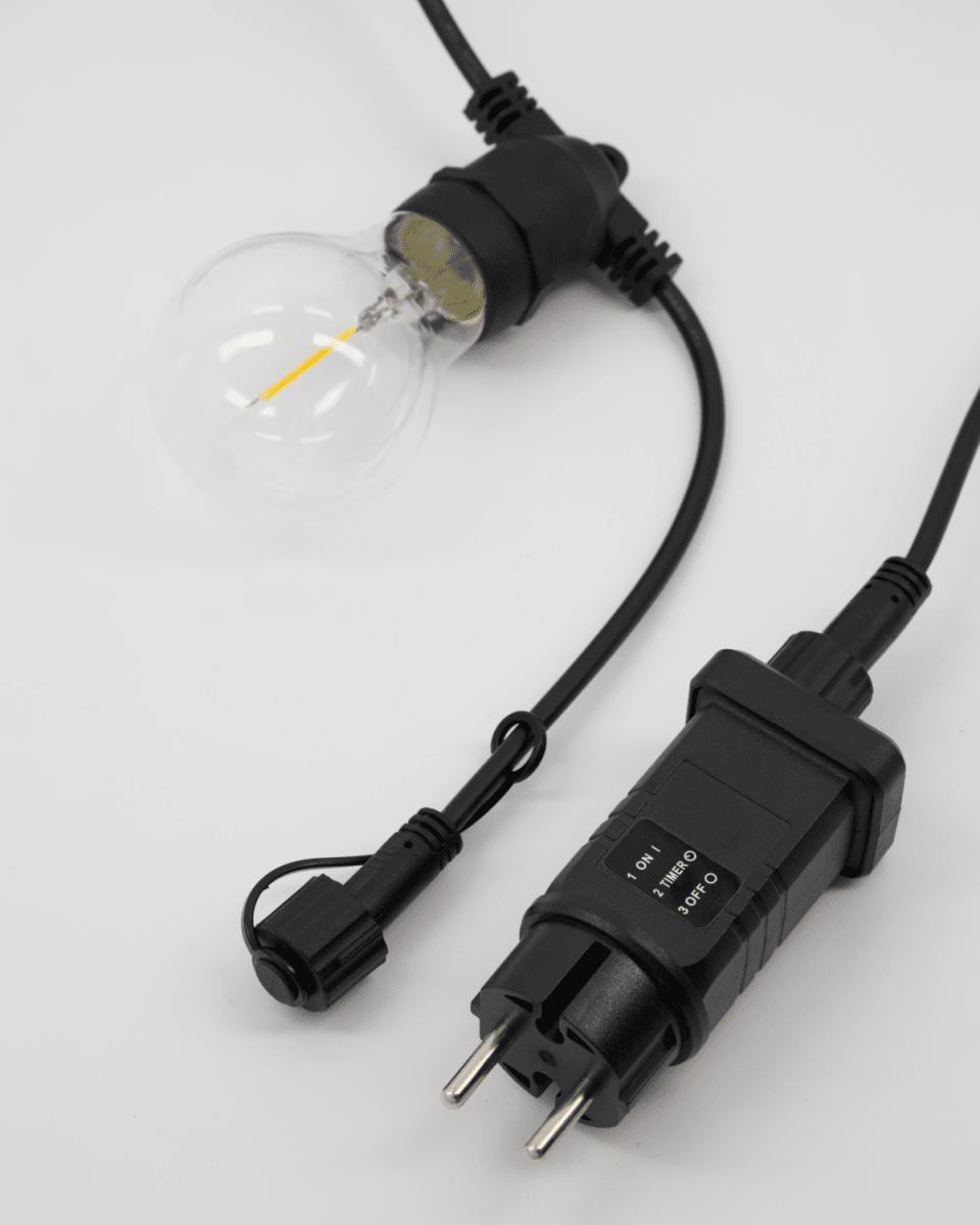 Light Guirlande Lumineuse 8m Noir De House Doctor - Connectez jusqu'&agrave; trois ensembles pour une plus grande couverture et profitez de la commodit&eacute; d'une fonction de minuterie qui maintient les lumi&egrave;res allum&eacute;es pendant 6 heures et &eacute;teintes pendant 18 heures.
