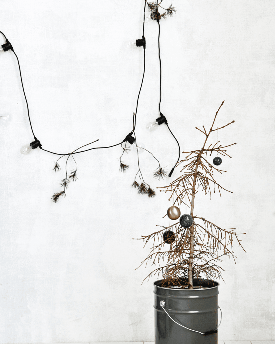 Light Guirlande Lumineuse 8m Noir De House Doctor - Connectez jusqu'&agrave; trois ensembles pour une plus grande couverture et profitez de la commodit&eacute; d'une fonction de minuterie qui maintient les lumi&egrave;res allum&eacute;es pendant 6 heures et &eacute;teintes pendant 18 heures.